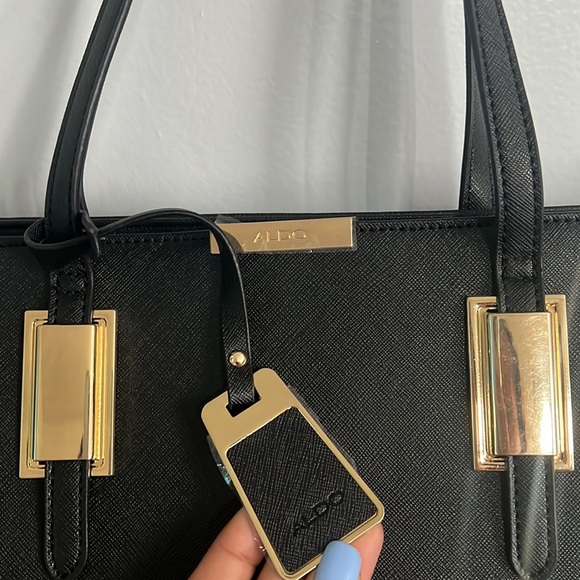 Aldo black shoulder bag with 3 pockets inside. New with tag - Picture 2 of 4